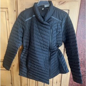 Athleta women’s black asymmetrical zip light-weight puffer jacket large